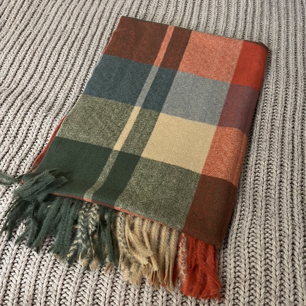 Italy design winter scarf 85% cashmere 15 % viscose new no tags